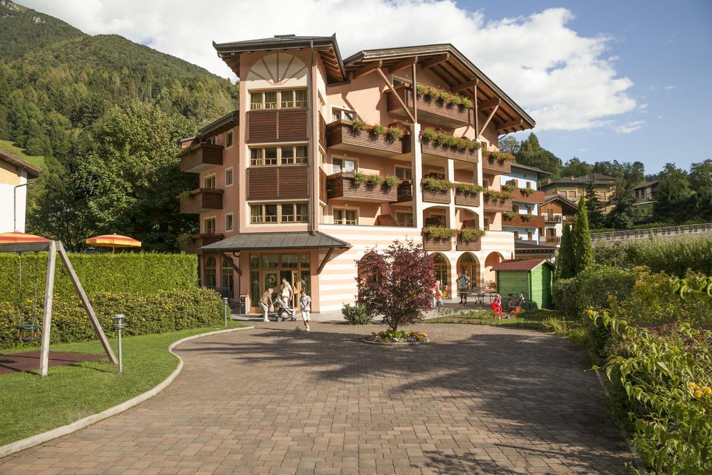 Family Hotel Adriana Bezzecca Exterior foto
